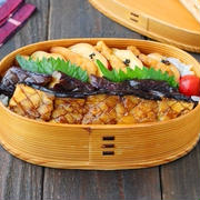 茄子が主役！「なすのステーキ」「揚げとさつまいもの甘辛」2品弁当