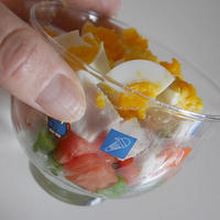 ガーリック風味の茹で鶏ところころ野菜のサラダ