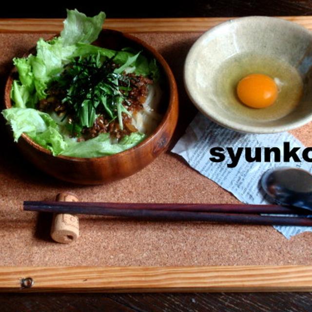 簡単！うまい。肉味噌とレタスの卵かけうどん