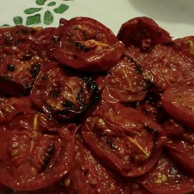イタリアで見つけた美味しい食べ物　～トマトのオリーブ、塩焼き～
