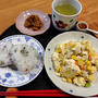 炒り豆腐とおにぎりと福神漬け