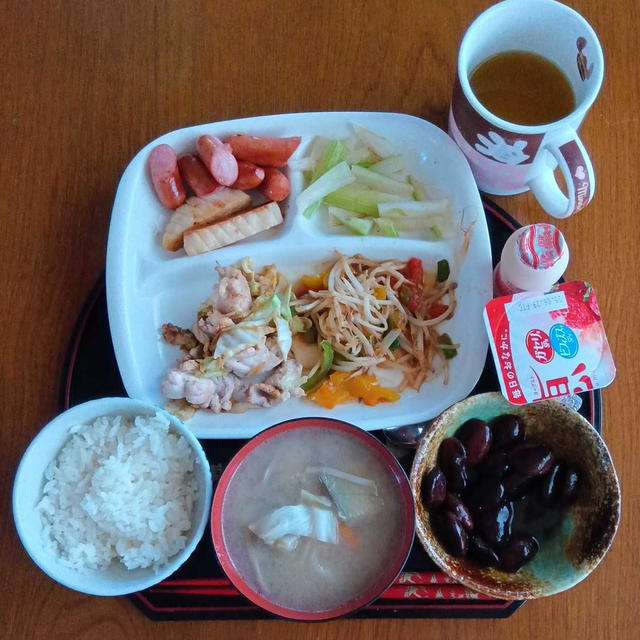 朝ご飯は８時　サラダチキンウインナー焼きと茄子味噌汁