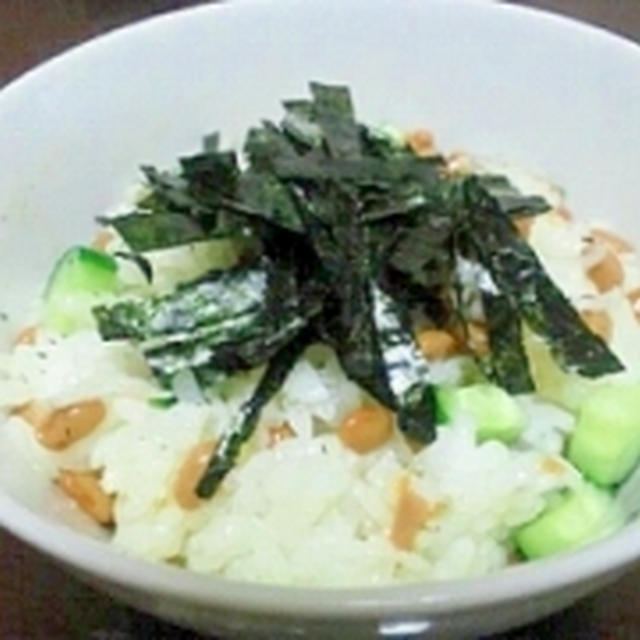 納豆と塩麹きゅうりの混ぜ混ぜご飯