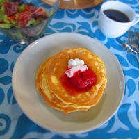 イチゴとヨーグルトソースのパンケーキ