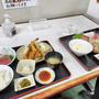 小田原漁港の魚市場食堂でランチ　刺身定食とミックスフライ定食