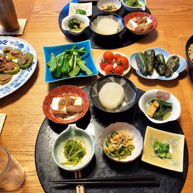 夏野菜のパエリアとゴーヤのエスニック肉詰め、プランター野菜諸々と小鉢6品で晩酌