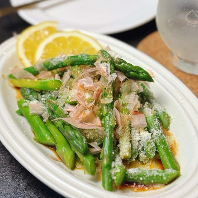 旬のアスパラを簡単に、おいしく堪能♪お酒がすすむ！『アスパラのチーズおかかサラダ』