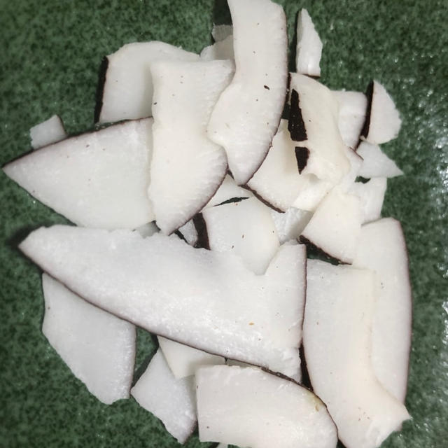 ココナッツチップスにハマる！噛み締めると旨味がじわり。油不使用　スーパーフード