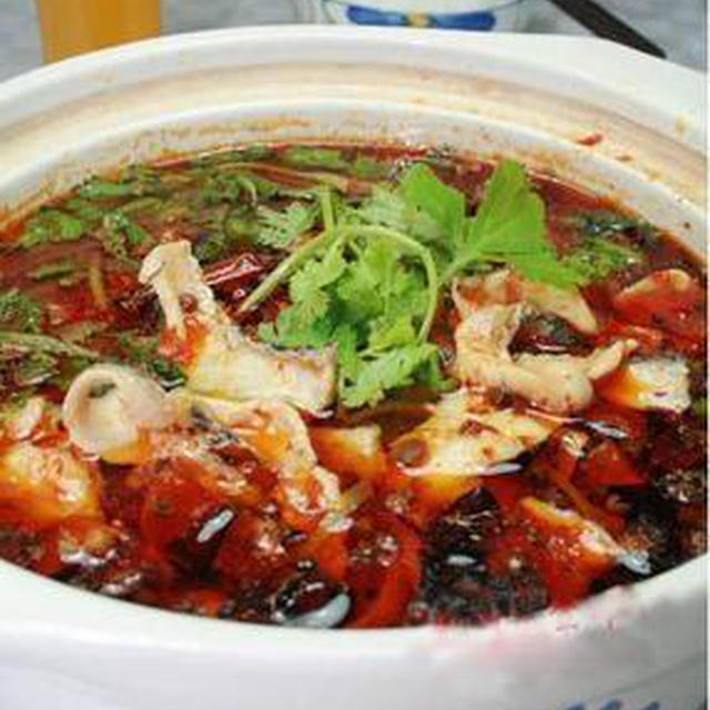 「香港亭」の水煮魚（川魚の激辛煮込み）