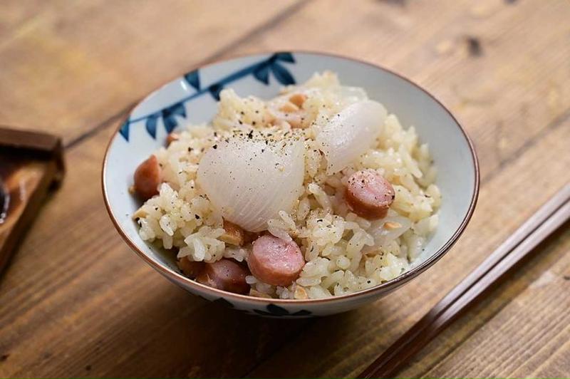 ナッツがアクセント「新玉ねぎとソーセージナッツ釜飯」