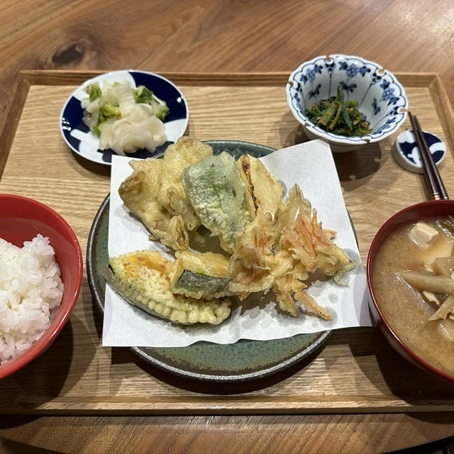 【献立】天ぷら、ほうれん草の胡麻和え、白菜のお漬物、カブのお漬物、根菜のお味噌汁