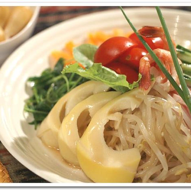 お野菜たっぷり晩ご飯／〈ゴマダレ冷やし中華〉〈ヤーコンの中華サラダ〉〈秋刀魚の塩焼き〉です。