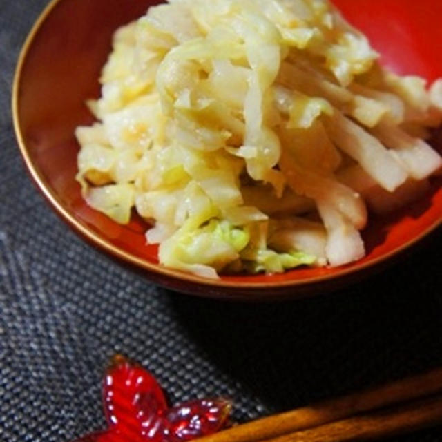 キャベツと大根の辛子酢味噌和え、鰤と蕪の味噌炊き、鮭と金柑の混ぜ寿司で手酌酒。。。