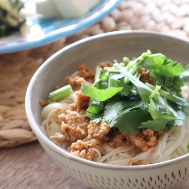 とっておきの調味料を入れて　豆乳坦々麺