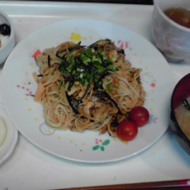 今朝の自分ご飯、そうめんと茄子の細切りと鶏そぼろ炒めとか、梅ジャムヨーグルトとか♪