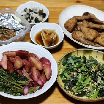 自家栽培ハツカダイコンの揚げ浸し、自家栽培コマツナの卵炒めほか。
