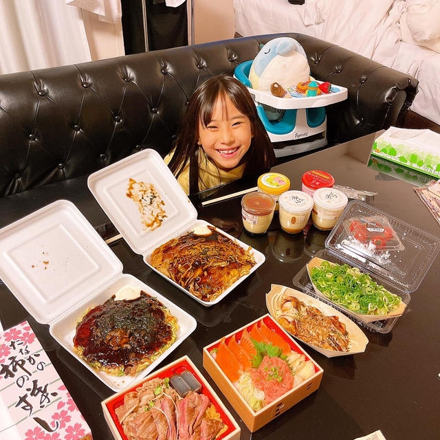 晩御飯は大阪駅周辺でテイクアウトしました〜！！