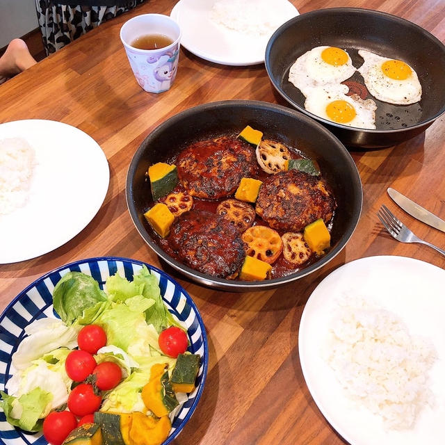 ランチは煮込んだみたいなハンバーグです！！
