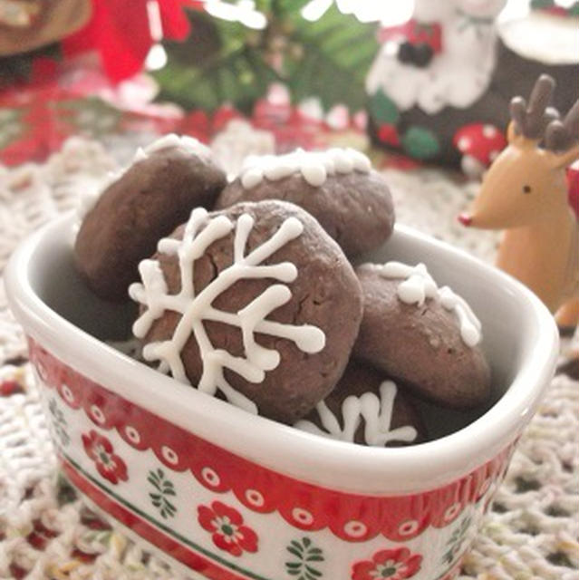 クリスマスに♪雪の結晶模様をつけた　米粉と米油のジンジャーチョコクッキー