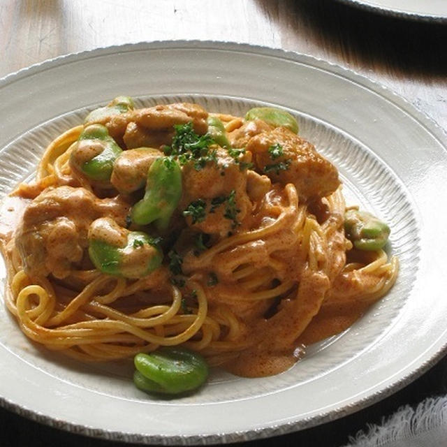 鶏肉とそら豆のトマトクリームパスタ♪