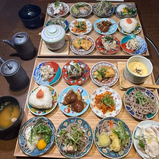 2025年1月にリニューアル　阪神西宮駅　エビスタ　はたごや　豆皿に入った五蕎七福のそばんざい膳