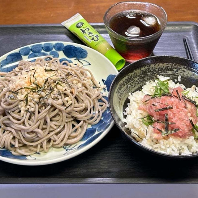 【お家ごはん・昼】盛り蕎麦とミニねぎとろ丼&おろし納豆蕎麦❣️です