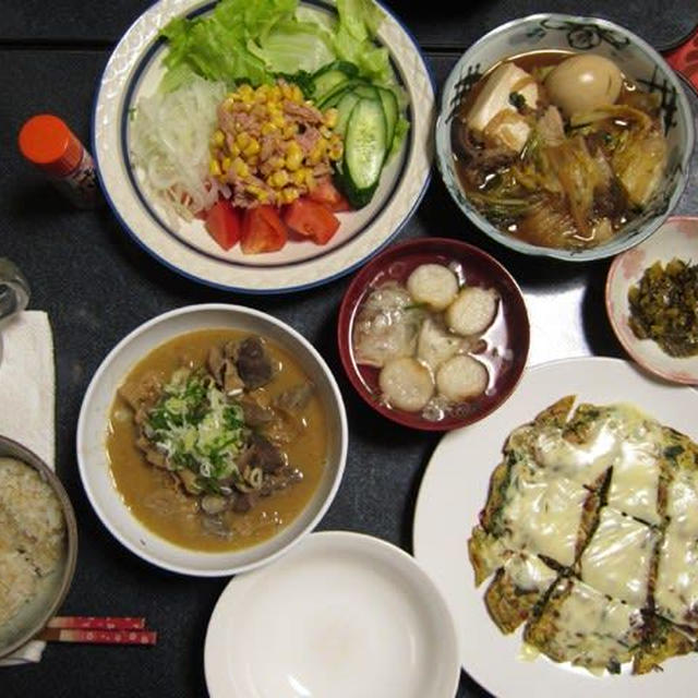 わが家の晩御飯 203（もつの煮込みはこれから美味しくなります。お好み焼きのアレンジもGOOD）