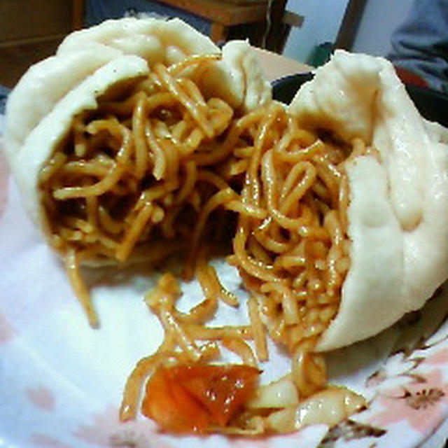 「焼きそばマン♪♪」　　具があふれ出るよ♪♪
