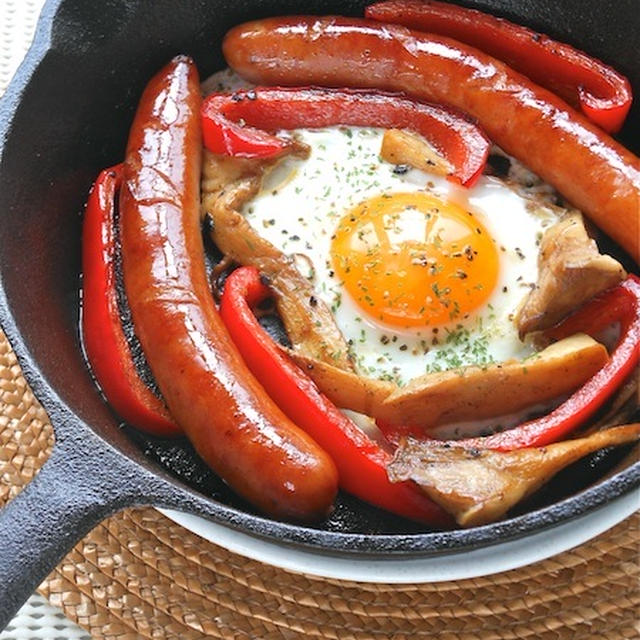 スキレットで簡単＆ボリューミィ！ソーセージとこんがり野菜の目玉焼き。