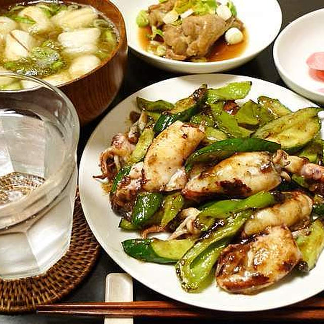 イカときゅうり、万願寺のオイスターソース炒めは、意外な取り合わせだが「王道」ともいえる味である。
