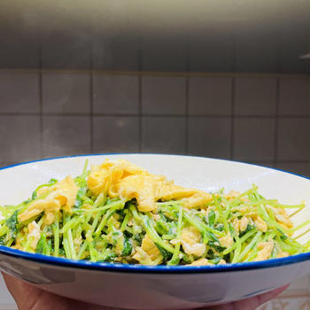 野菜室の友人｜豆苗と卵のオイスター炒め