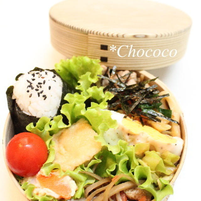 鮭おにぎりと焼きうどんのお弁当　