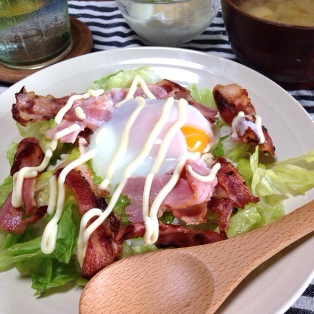 ちぎりレタスのベーコン温玉飯
