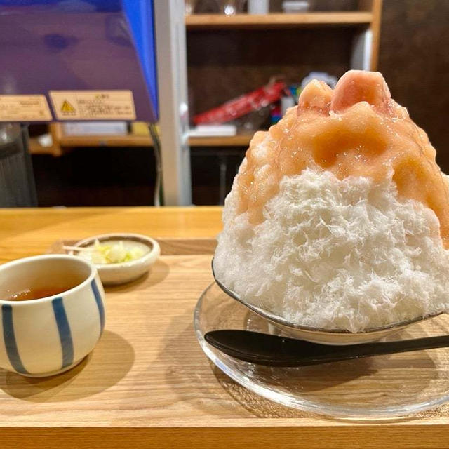 信州深層天然水の氷と完熟生白桃のかき氷　姫路氷菓店