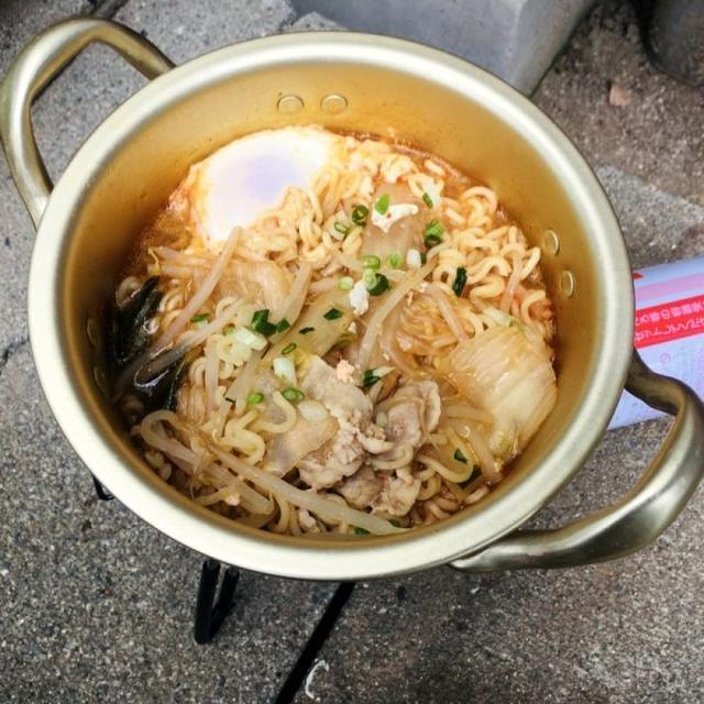 ダイソーの300円アルミ鍋で、韓国風キムチラーメン　庭でSOTOレギュレーターストーブで調理…