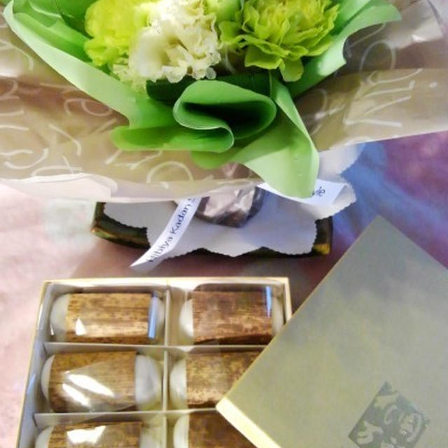 ■【主人の命日で　娘夫婦からお花とお饅頭が届きました♪】