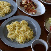 野菜のベーコン巻きとつけて食べるスパゲティ