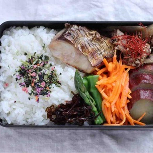 鰆の白だし漬け焼きと牛ごぼう炒め煮〜食べざかり男子のお弁当【PR】