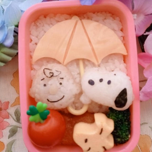 スヌーピーとチャーリーブランおこにぎりで梅雨弁当(キャラ弁)#平日お昼ご飯はお弁当or外食