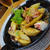タコとじゃがいものにんにく炒め ミモレットがけ