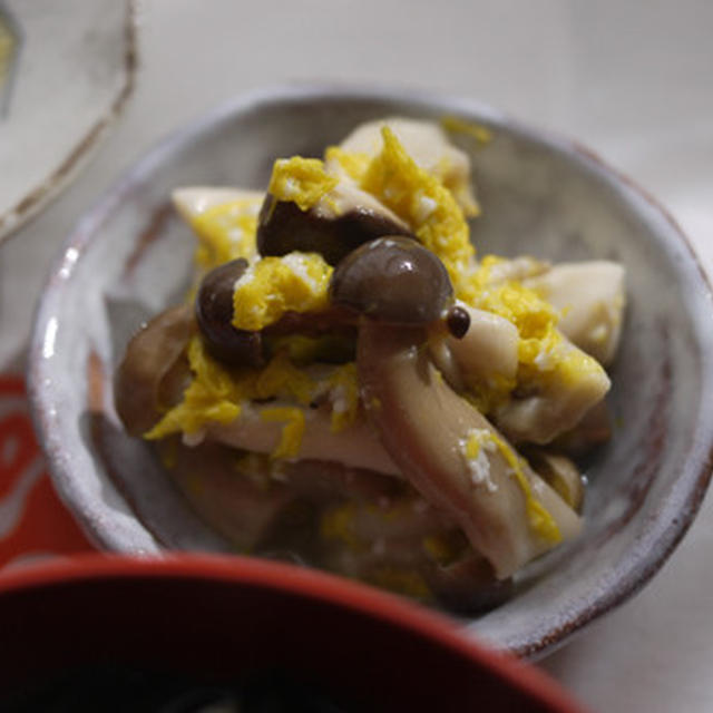 塩麹きのこと菊の酢の物。