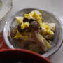 塩麹きのこと菊の酢の物。