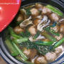 タジン鍋で鶏肉団子と小松菜の汁たっぷり煮物