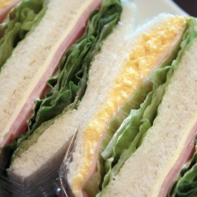 サンドイッチの朝食とサンドイッチを綺麗に切る方法。