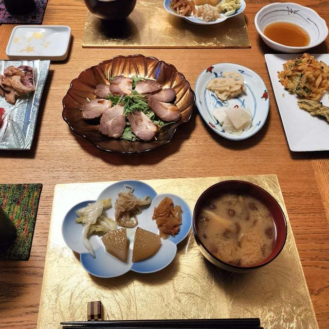 富士山日帰りドライブ帰りで惣菜大会。天ぷら盛り合わせ、馬刺し、チャーシューとかで晩酌