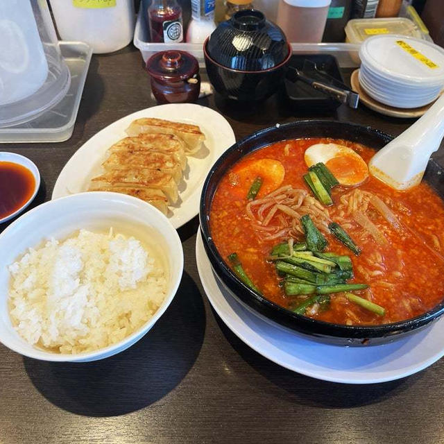 旨辛麺3辛ギョーザ定食を食べる