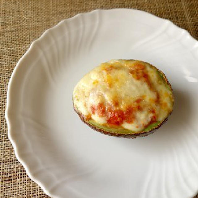 アボカドのチーズミートソース焼き