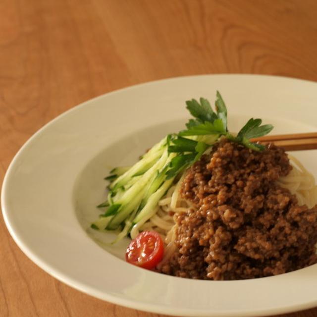 五香粉風味の炸醤麺（ジャージアンミエン）。