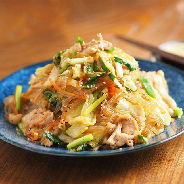フーディストノート連載、「鶏もも肉と春キャベツのチャプチェ風」