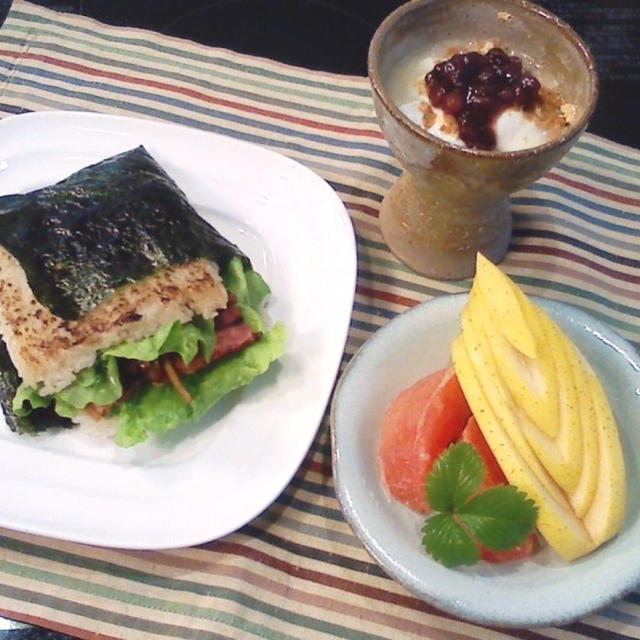 朝ごはん！今朝は気分を変えてライスバーガー&あずききな粉の和ヨーグルト